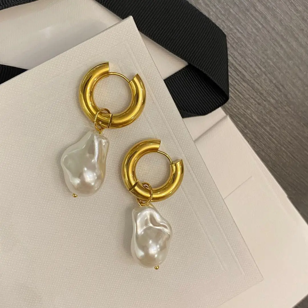 

18K Real Gold Plated Baroque Fresh Water Pearl Pendant Huggie Earrings Hot Sale Titanium Steel Round Circle Pearl Charm Earrings