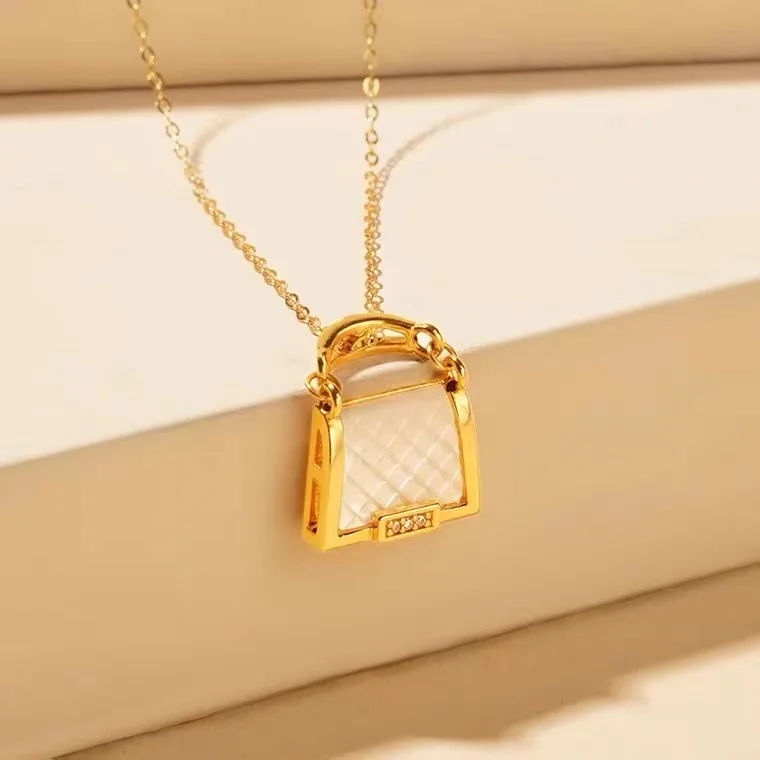 

Certified Jewelry 18K Gold Diamond Bag Pendant Au750 Color Gold Live Hot Water Shell Gold Wholesale