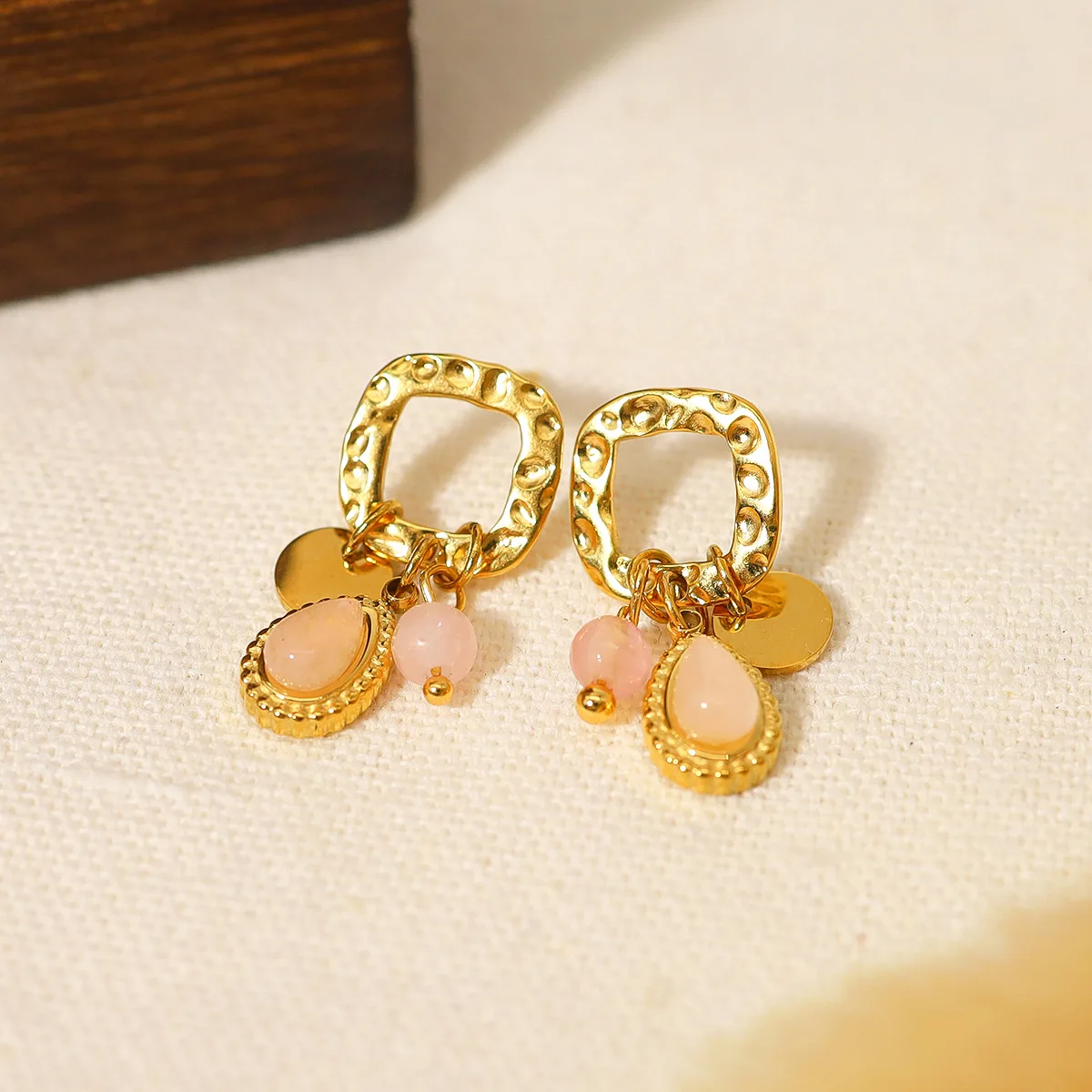 

Retro PVD 18K Gold Plated Stainless Steel Percussion Pattern Metallic Earrings Natural Stone Pendant Earrings