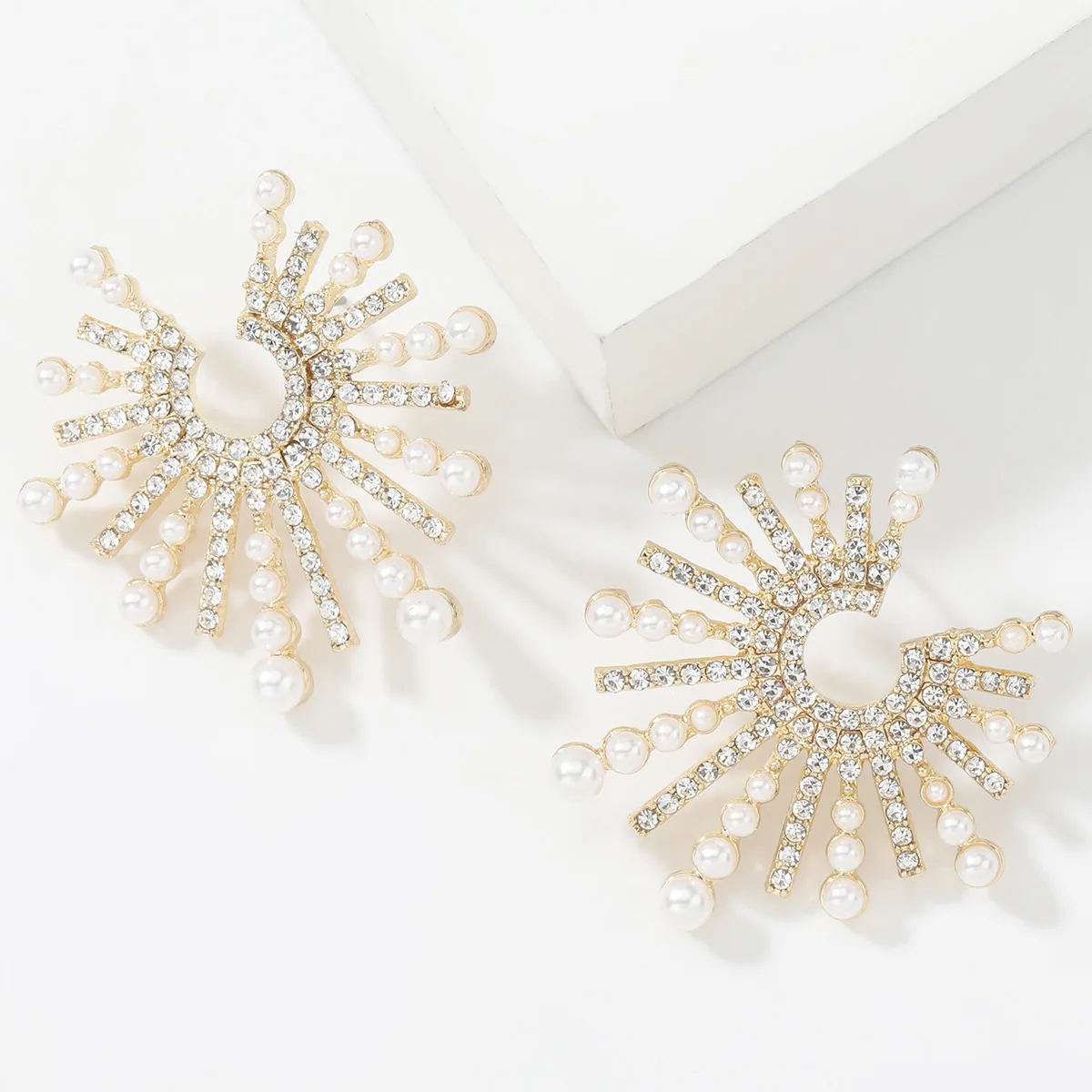 

Crystal Sunflower Stud Earrings Women Elegant Gold Metal Floral Diamond-studded Rhinestone Earring For Girls