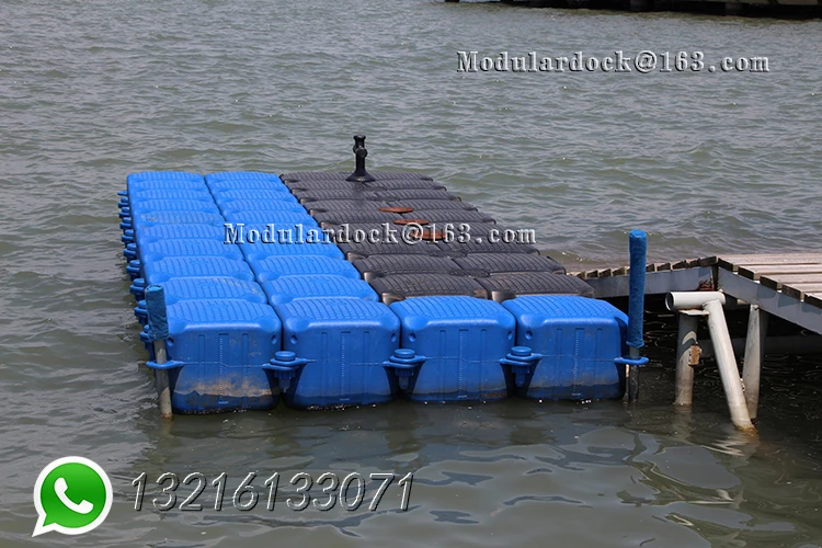 Floating pontoon walkway