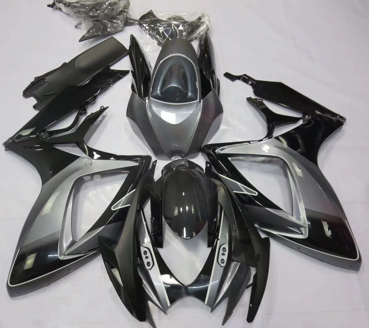 

2021 WHSC Motorcycle Fairings Kit For SUZUKI GSXR600-750 2006-2007 silver black, Pictures shown