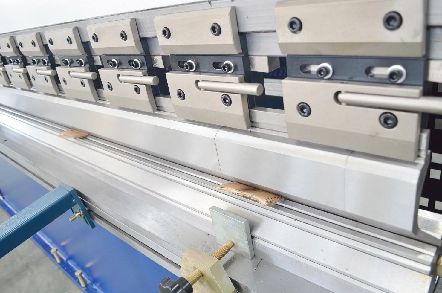 
Competitive price servo copper busbar steel plate bending 100t ton 2500 hydraulic press brake machine 