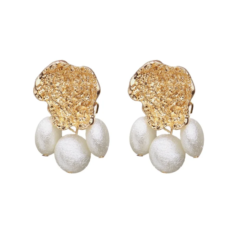 

Fashion Trendy Geometry Pearl Cluster Hammered Gold Metal Stud Earring Hammered Gold Mental Pearl Pendant Earrings