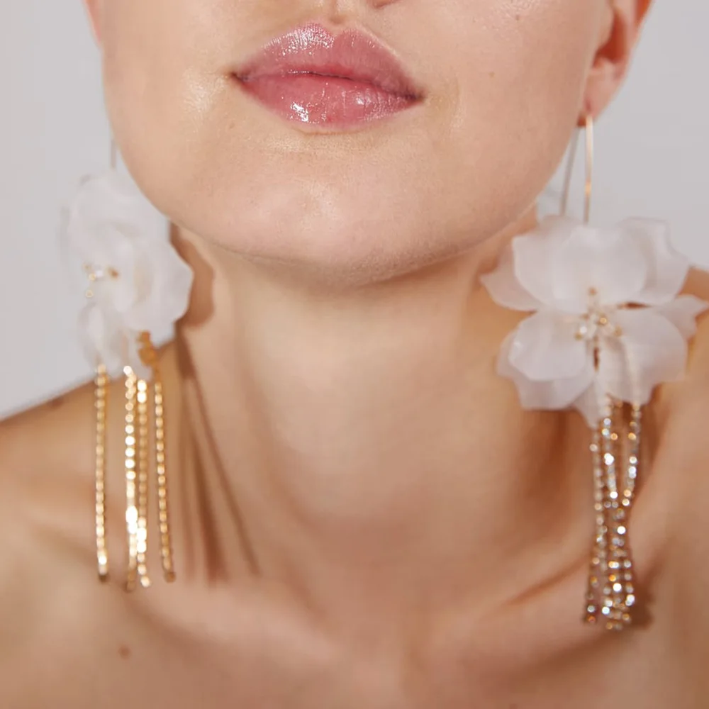 

Fashion Jewelry Korean Cloth White Floral Flower Fabric Stud Earing Large Gold Plated Acrylic Earrings 2021