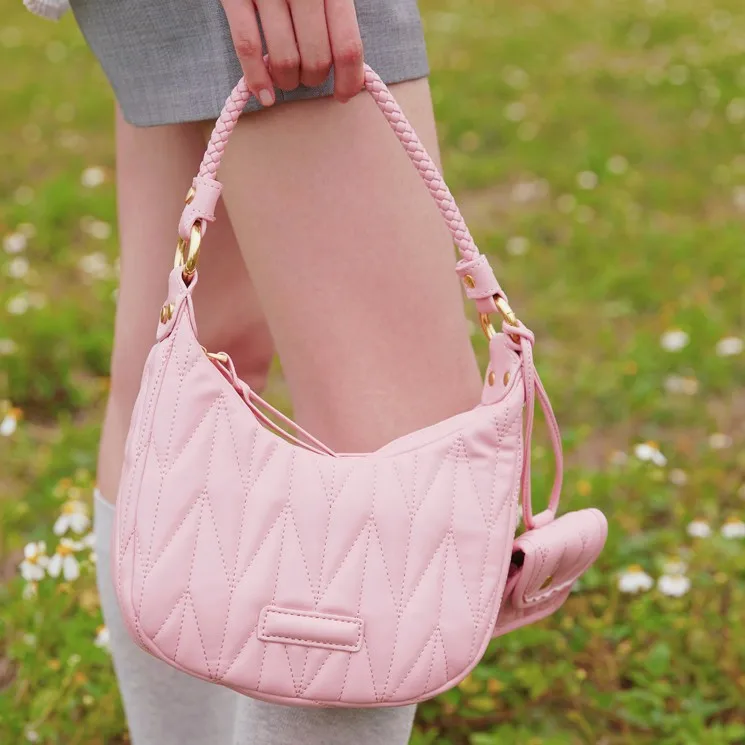 

2022New designer brand Women's messenger bag summer handbag rhombus shoulder bag fashion design sense niche underarm bag