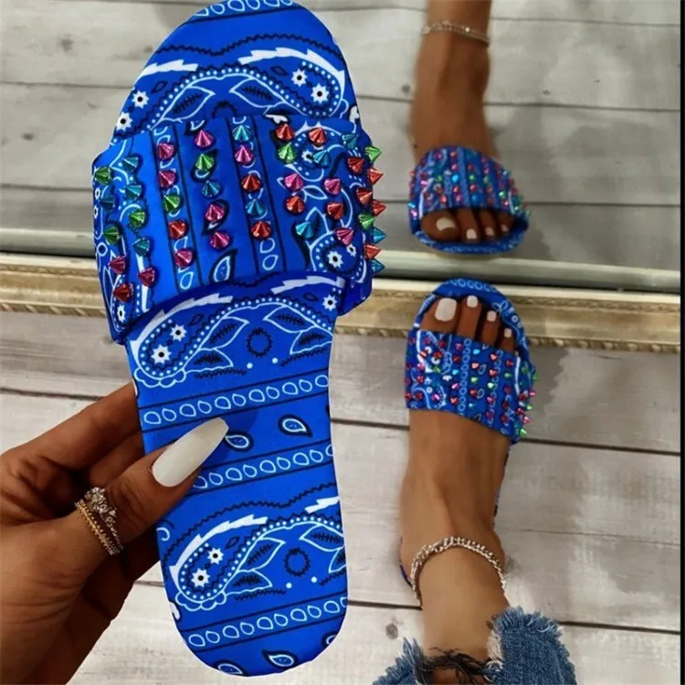 

2021 Wholesale Daily Women's Slipper Beach Shoes Fashion Rivets Summer Flat Slides Footwwear Sandals Women Slippers for Lady, Red, blue, black