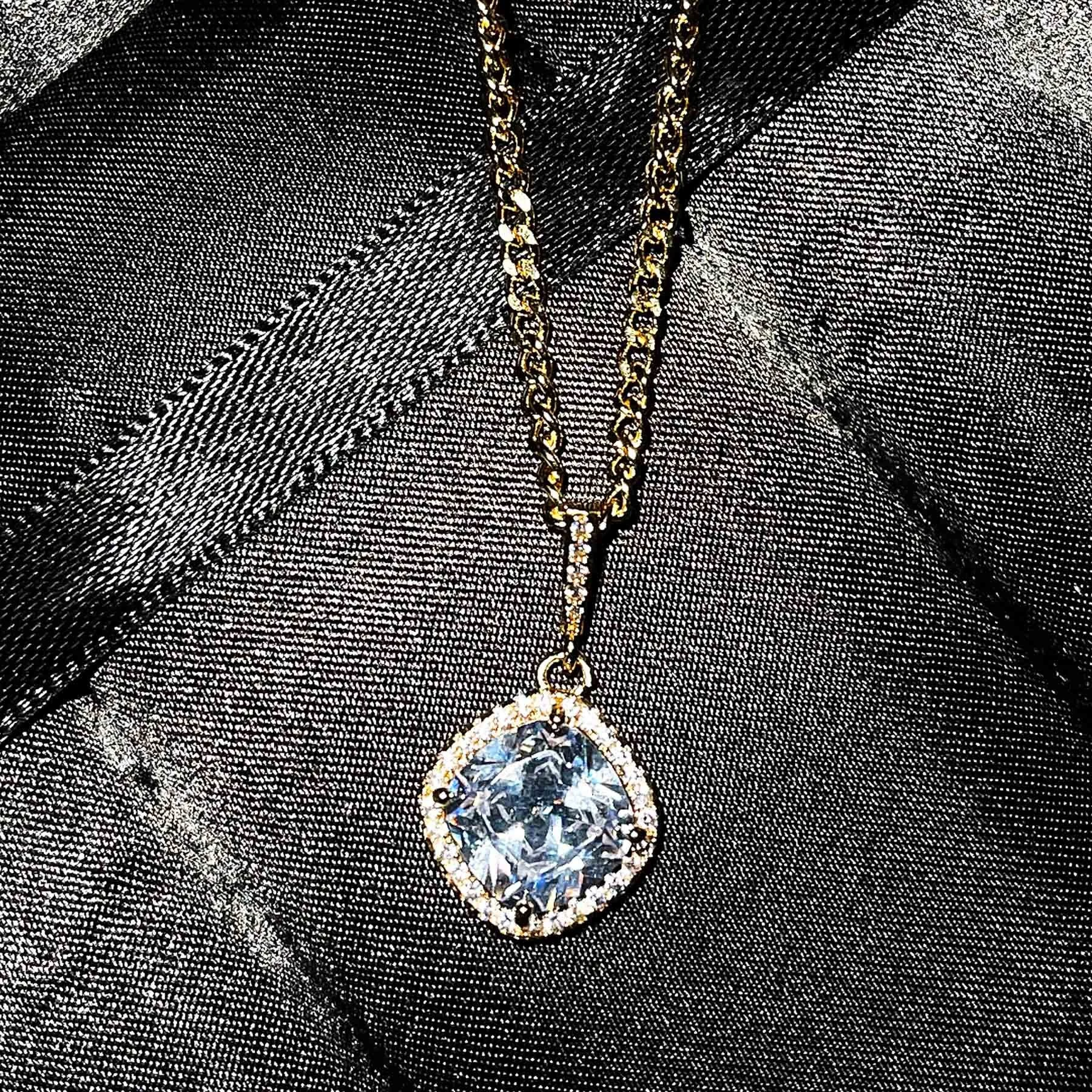 

Exquisite Necklace Geometric Square Pendant Inlay Cubic Zircon Fashion Jewelry For Women Wedding Party Charm Neck Chain Gift, Picture shows