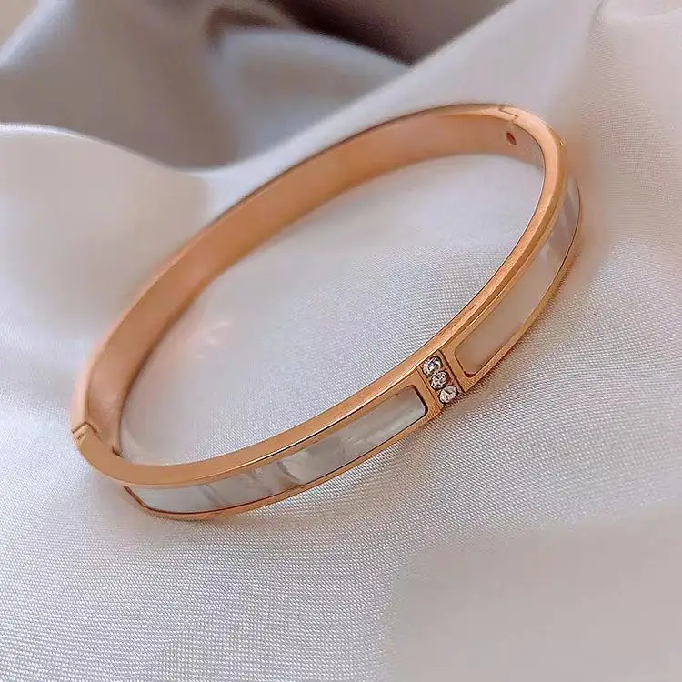 

Wholesale Korean style temperament titanium steel non fading female shell exaggerated bracelet, Picture