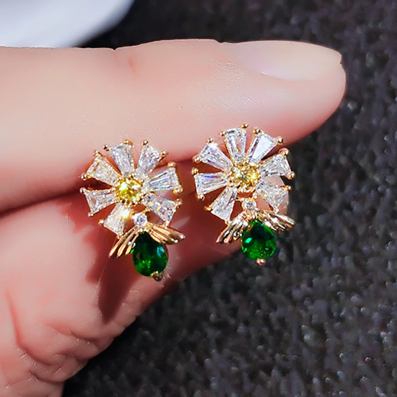 

Orecchini Ins Style Small Fresh And Sweet Girl Crystal Green White Stone Gold Plated Zircon Flower Stud Earrings For Women