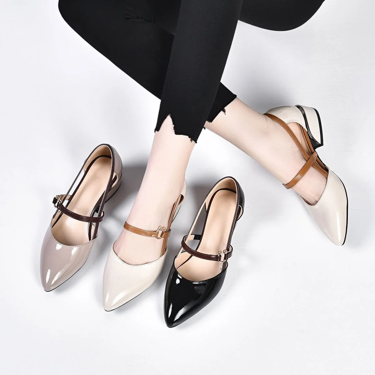 

2021 New Fashion Street Women's Leather Shoes Solid Color Pointed Square Heel Hollow Ankle Strap Women Sandals