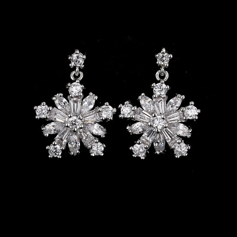 

Luxury Full Zirconia Flower Stud Earrings for Women Simple Fashion Snowflake Zircon Earrings Jewelry Gifts Wholesale