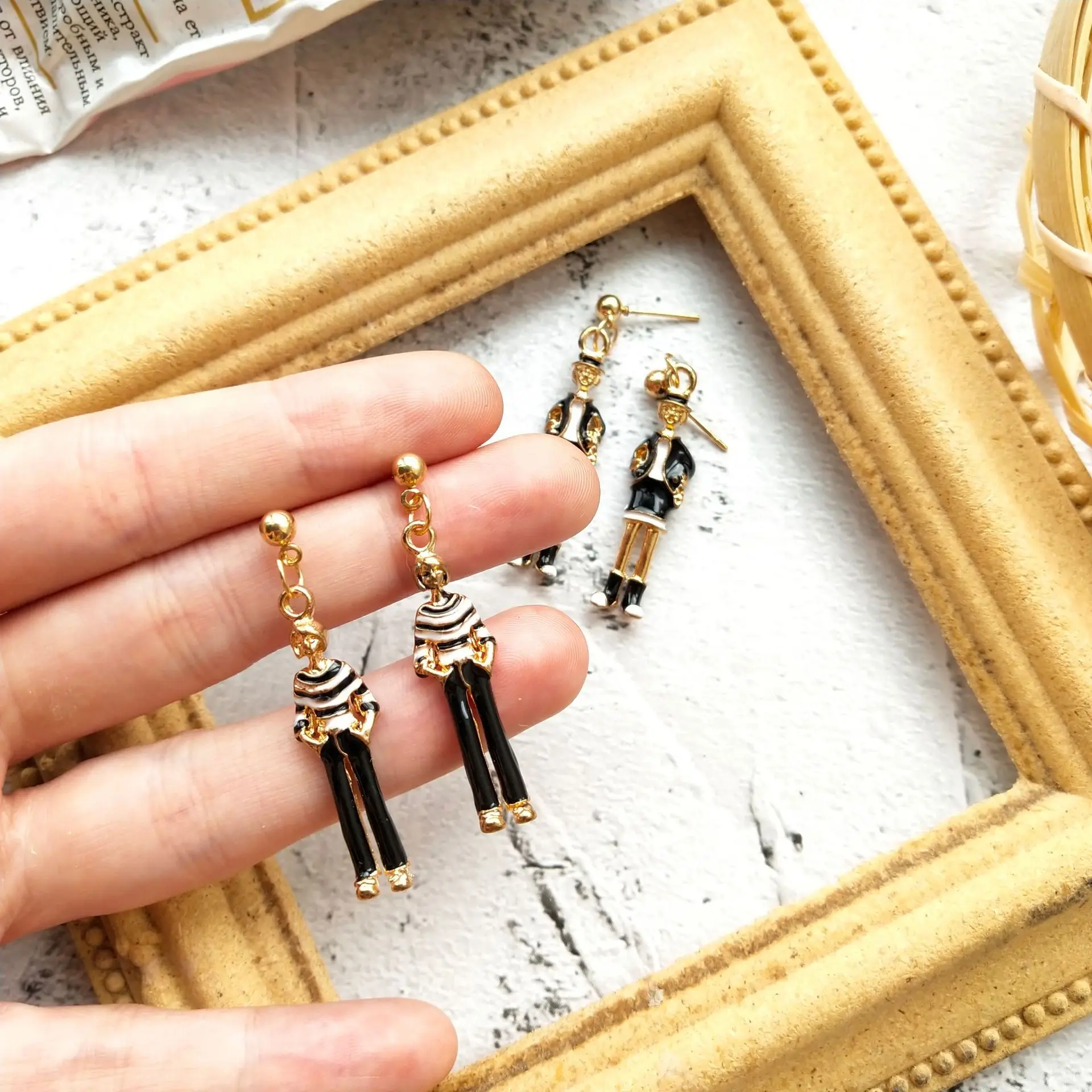 

Hot Selling Stylish Handcrafted robot collection simple earring