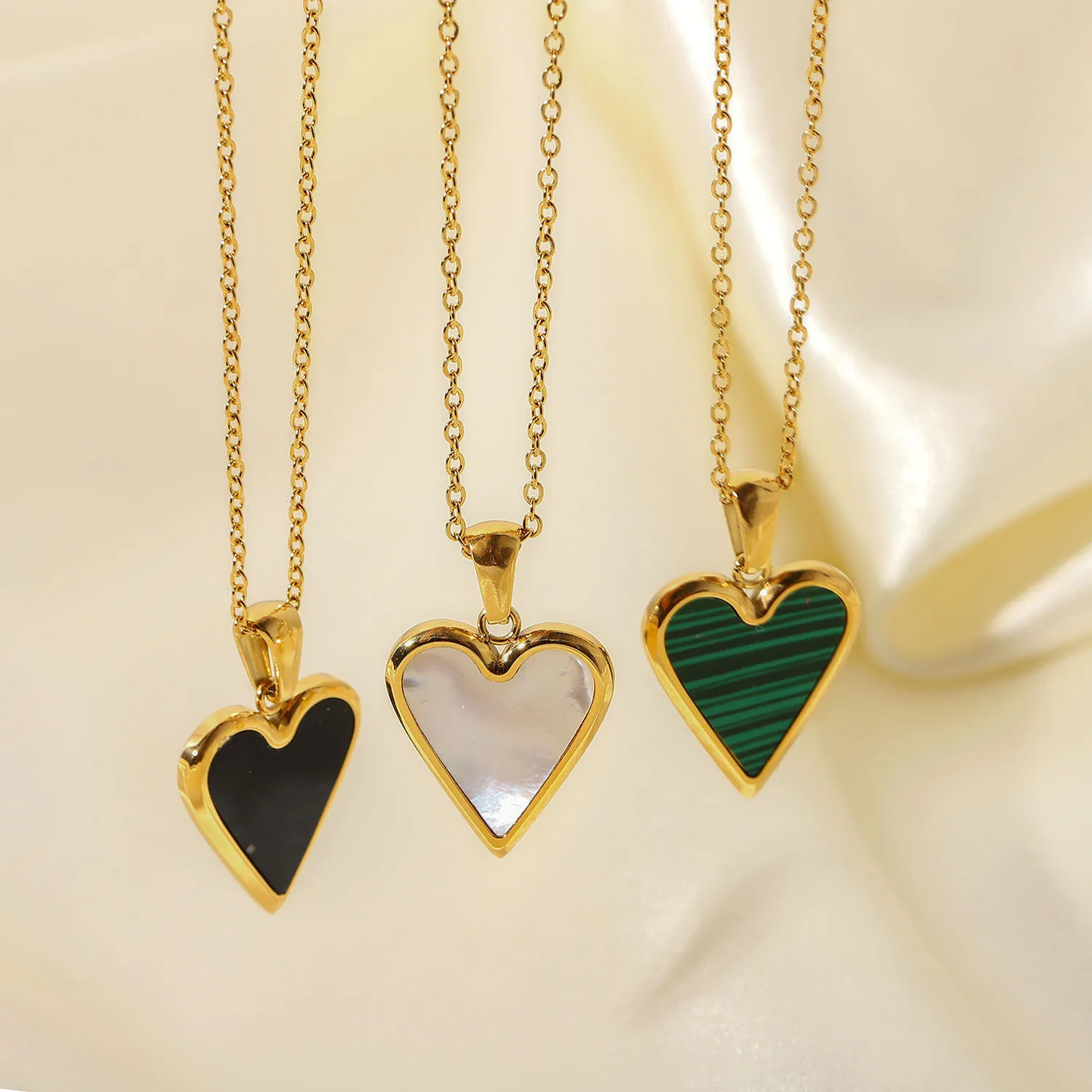 

2021 New Black White Shell Green Malachite Love Heart Necklace For Women 18k Gold Plated Heart Stainless Steel Necklace