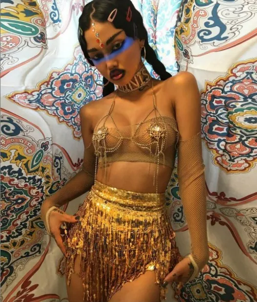 

Fashion nightclubs perform beaded skirt dresses