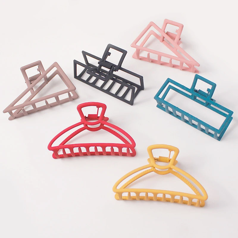 

Hollow Out Solid Color Alloy Haarklammer Matte Geometric Metal Shark Claw Clip Simple 7.5 cm Hair Claw Clips For Women