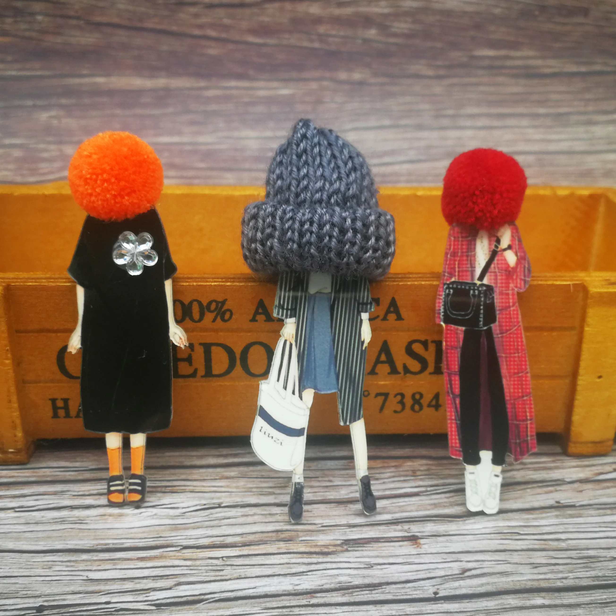

Fashion Brooch Pins for Woman Girls Face Cartoon Models Acrylic Brooches Kawaii Pompom Clothing Jewelry Accessories