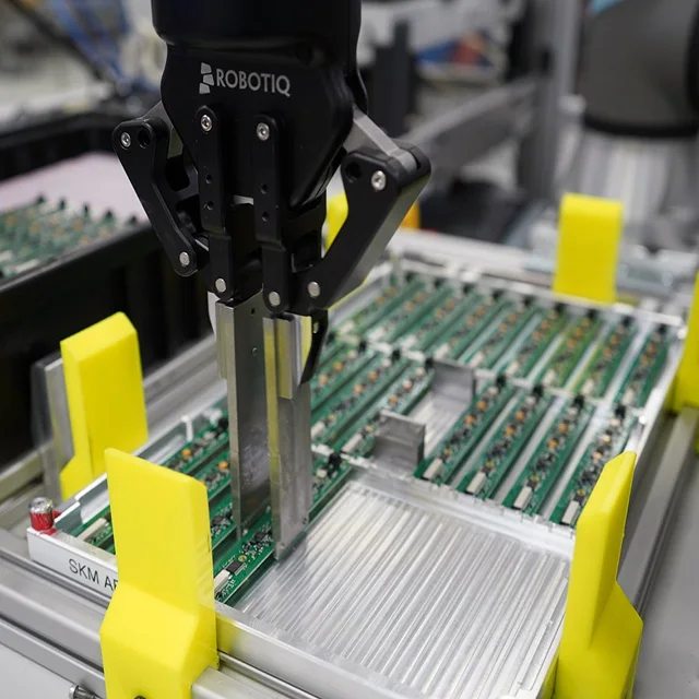   Los robots colaborativos de UR 10 combinan con el equipo robótico del brazo del robot del agarrador de ROBOTIQ 2F-140 para la cosecha material