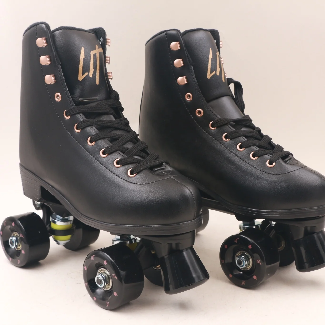 

Dark black cheap roller skate shoes with aluminum chassis for women patines