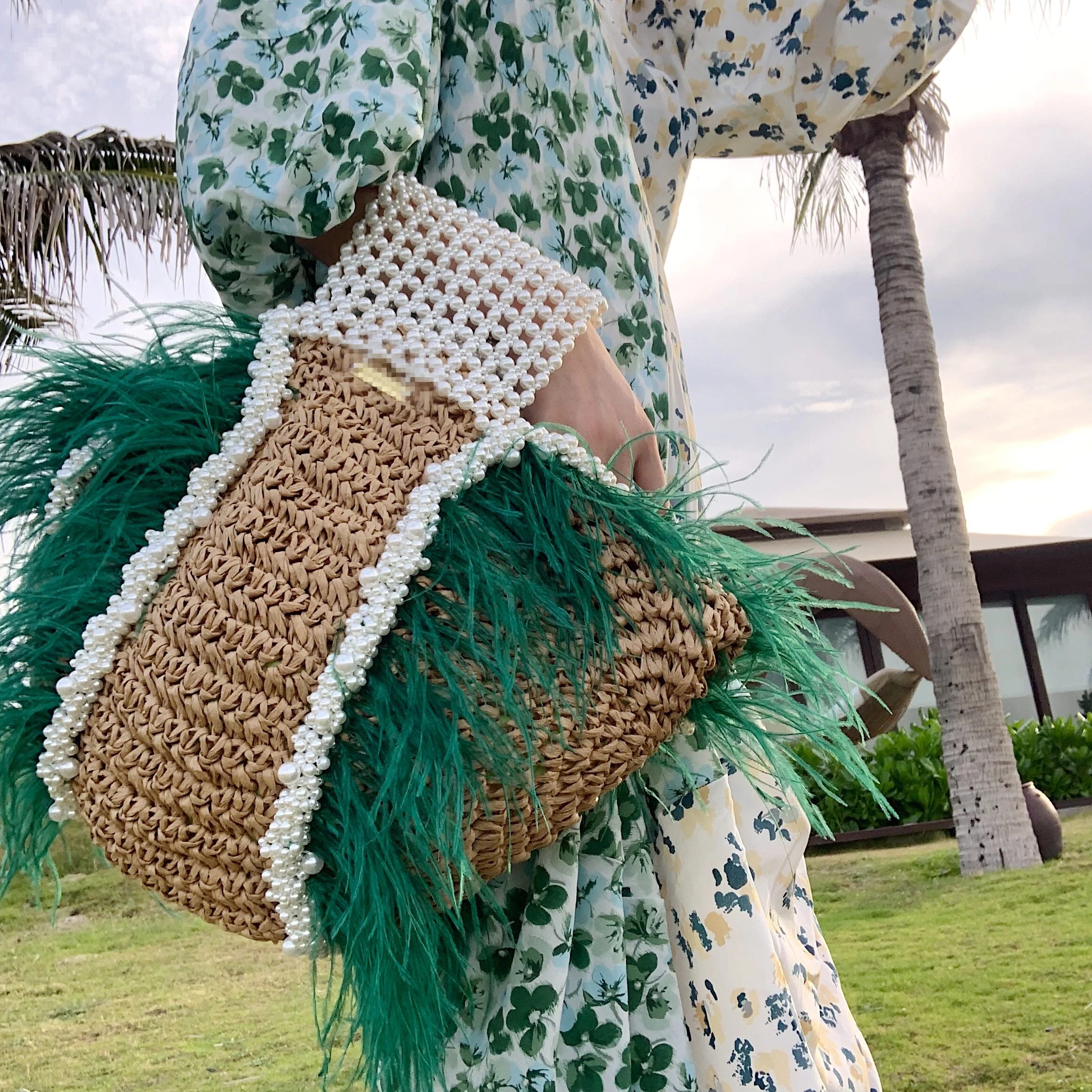 

2020 new vacation style full handmade pink ostrich feather pearl beads clutch bag natural grass weaving bag straw tote bag, Customizable