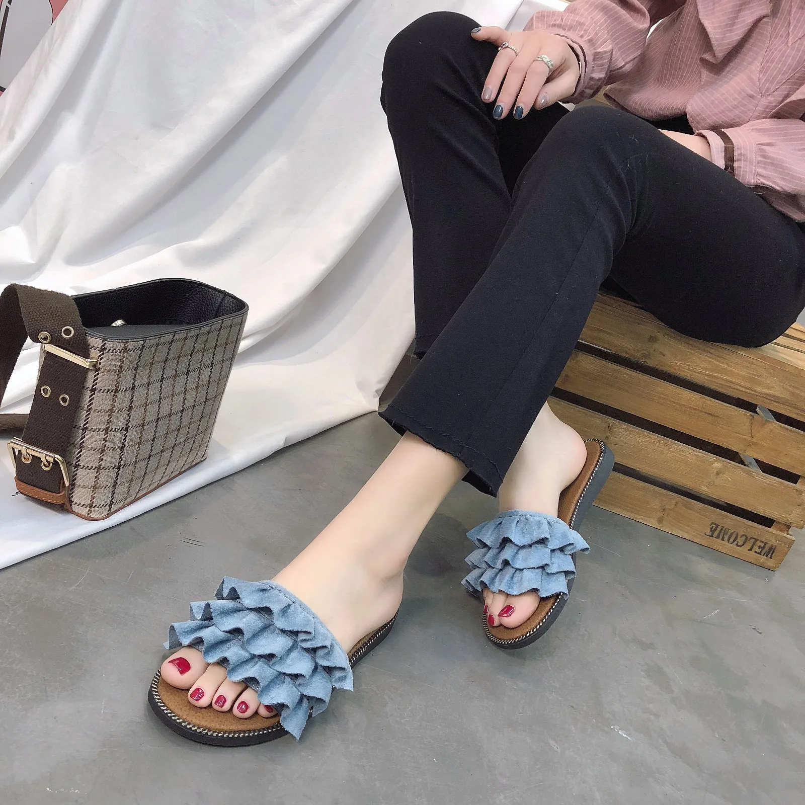 

Factory Sale 2020 Summer Girls Flat Sandals Solid Color Pineapple Lace Suede Casual Beach Slippers