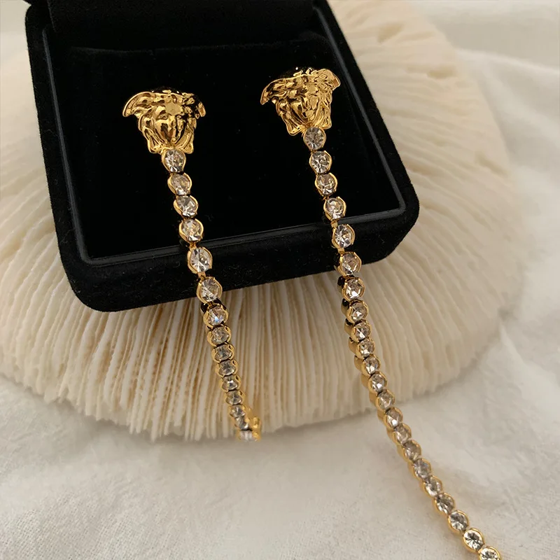 

Goddess Diamond Set Chain Star with a slim, asymmetrical zircon tassel earpiece to show your face, Golden