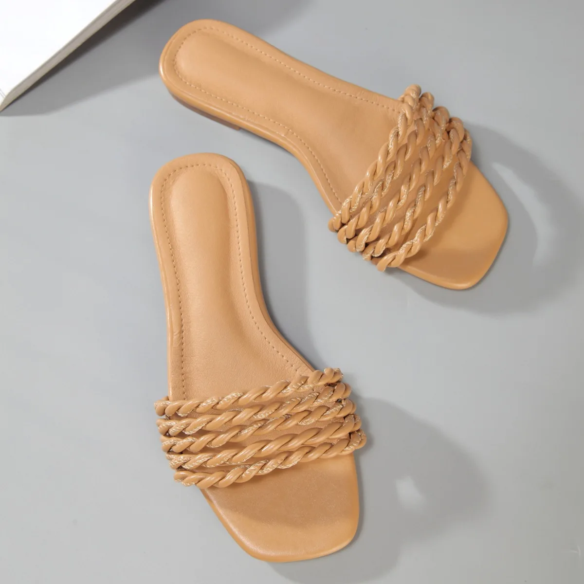

Factory Sale New Hot Style Slipper Woman Fashion Wholesale Woven Casual Square Head Beach Flat Slippers For Women 2021