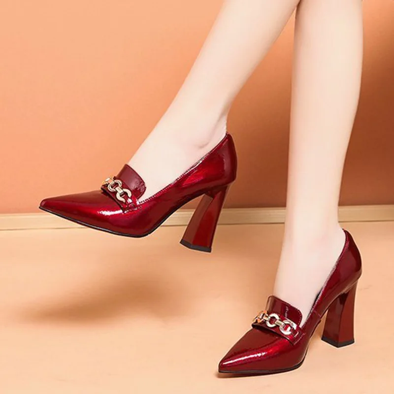 

2021 New High Heels Dress Shoes Pointed Toe Woman Pumps Black Patent Leather Chain Slip on Square Heel zapatos mujer 8941N