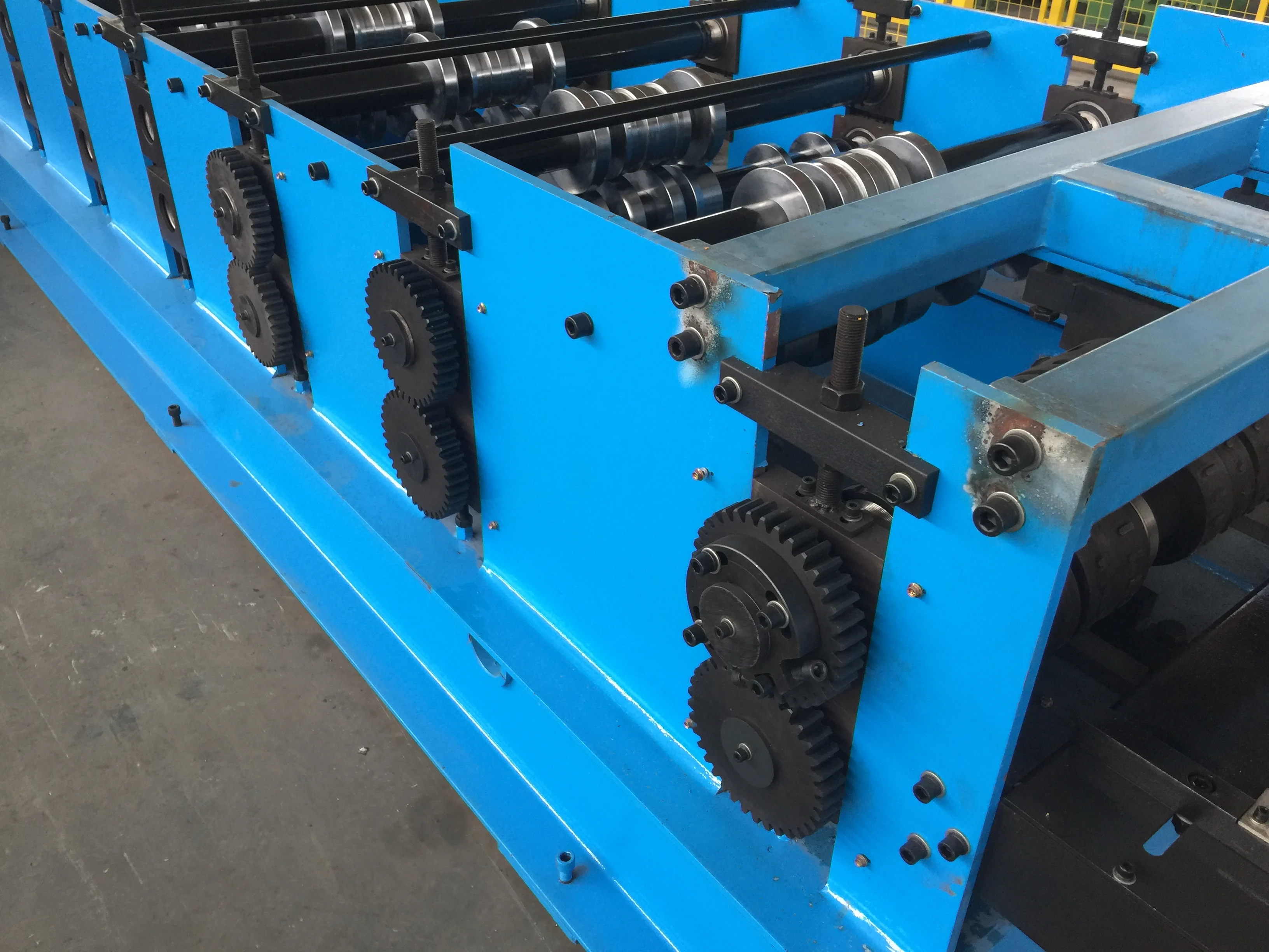 金属板材钢结构地板装饰压花辊压成型机