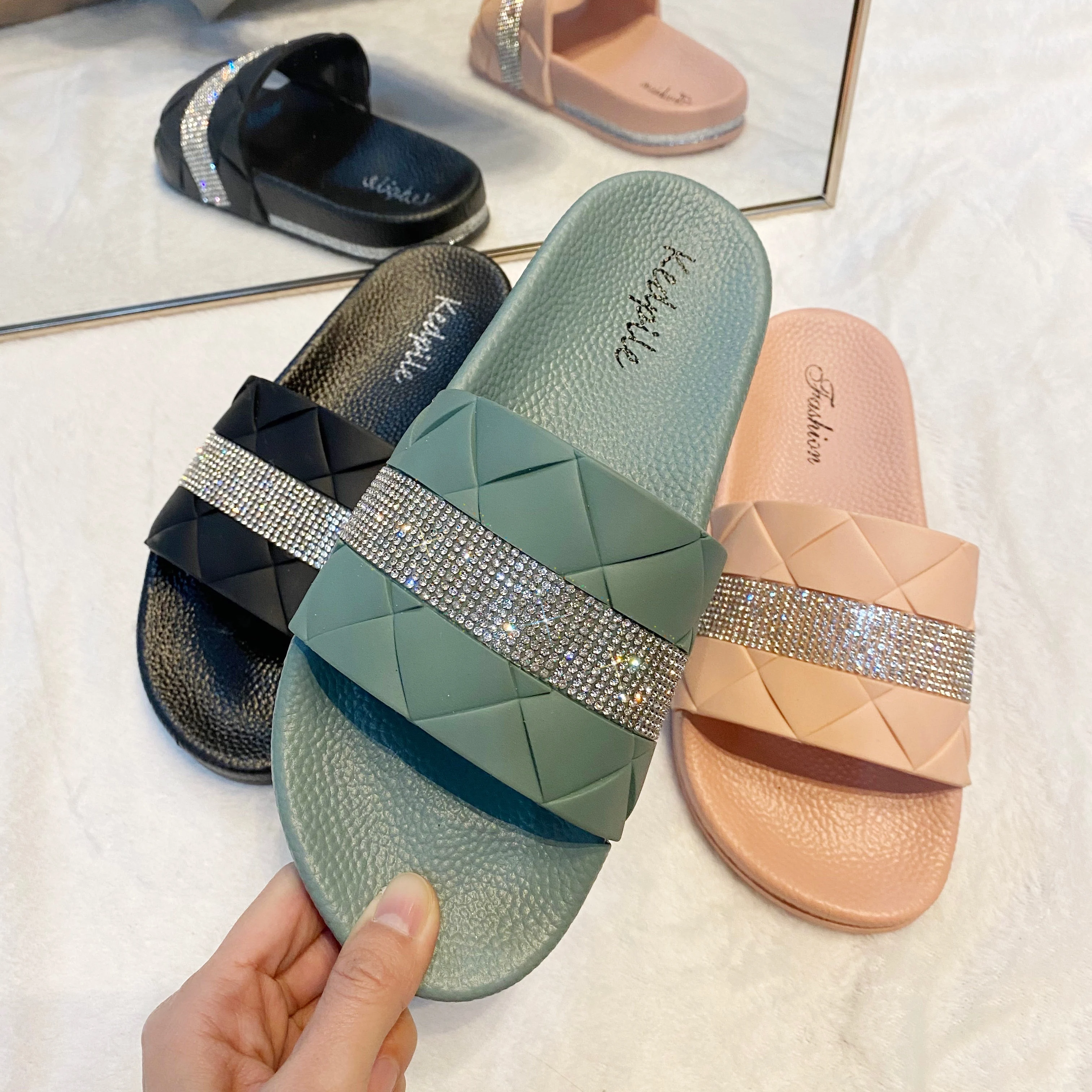 

New slip on outdoor ins hot drop shipping rhinestone comfortable diamond bling sandals 2020 for women