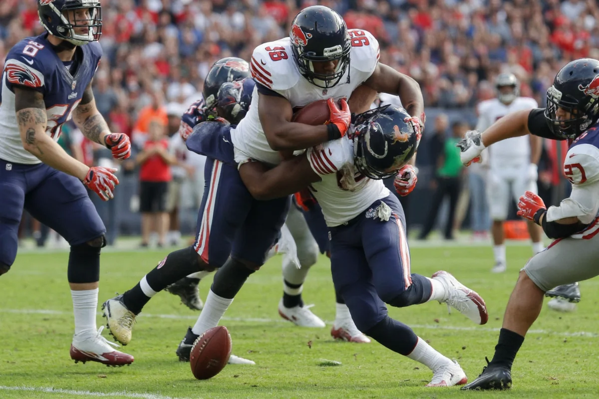 what do linebackers do in football