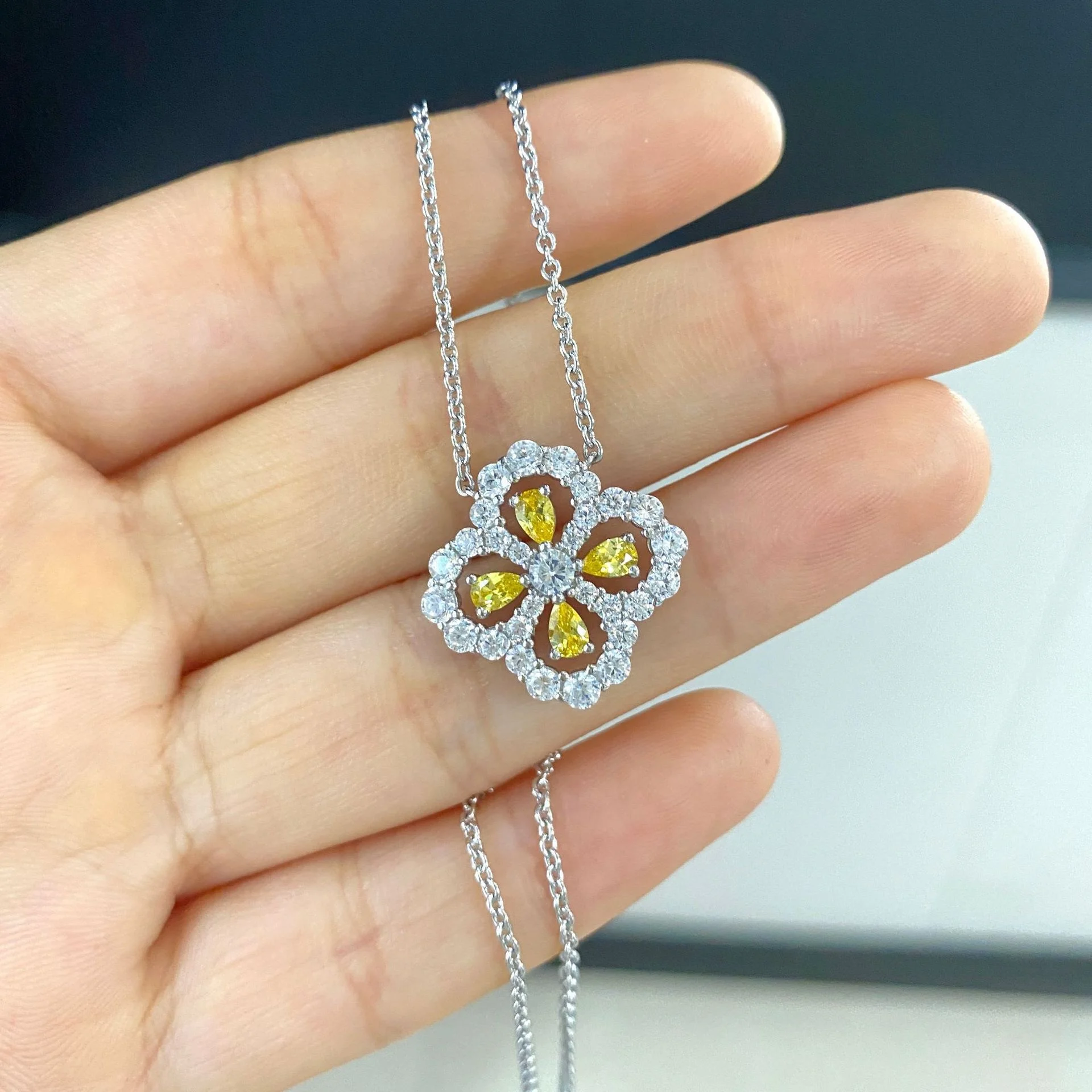 

Luxury Elegant18K Platinum Plated Yellow Diamond CZ Zircon Clover Pendant Necklace for Women Fine Jewelry Fashion Accessories