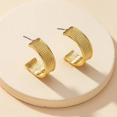 

European Simple Design Gold Plated Circle Stud Earrings Metal Texture C Shape Circle Earrings for Women