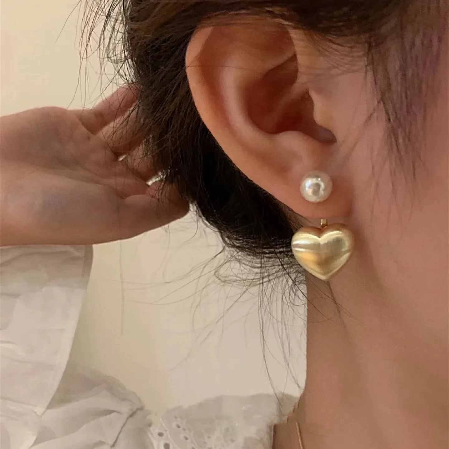 

Hot Selling Metal Brushed Frosted Love Heart Big Pearl Two Wearing Earrings Bridal Accessories For Women