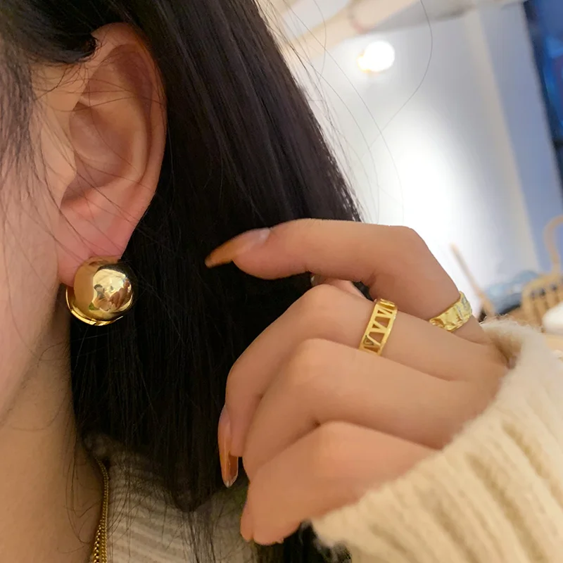 

Elegant Dainty Brass Gold Plated Ladies Earrings Vogue Round Enamel Stud Earrings Fashion French Designer Women Chic Jewelry