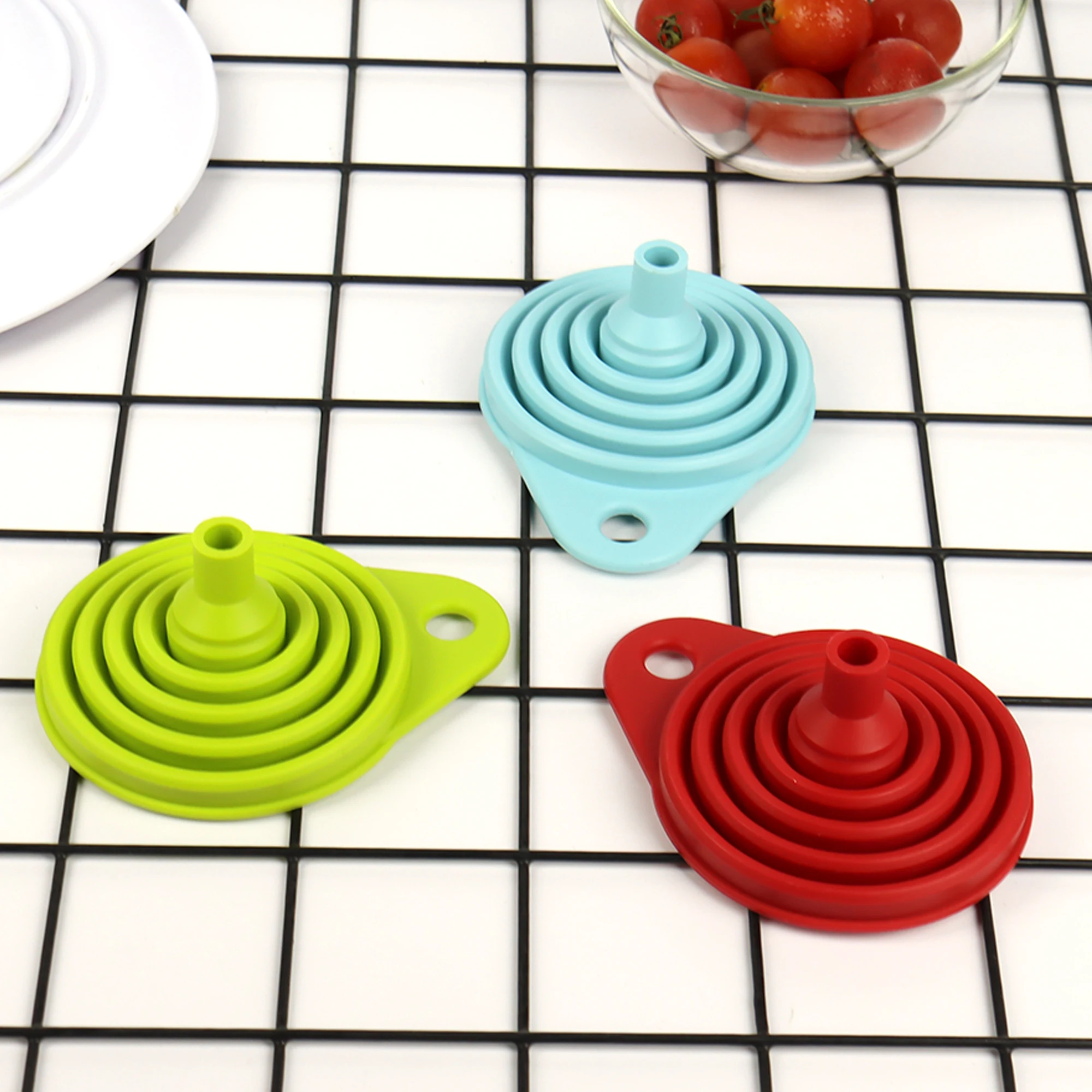 

3 pcs/set Reusable Kitchen Mini Gadget Water Oil Separating Collapsible Soft Silicone Folding Funnel Set, Blue+green+red