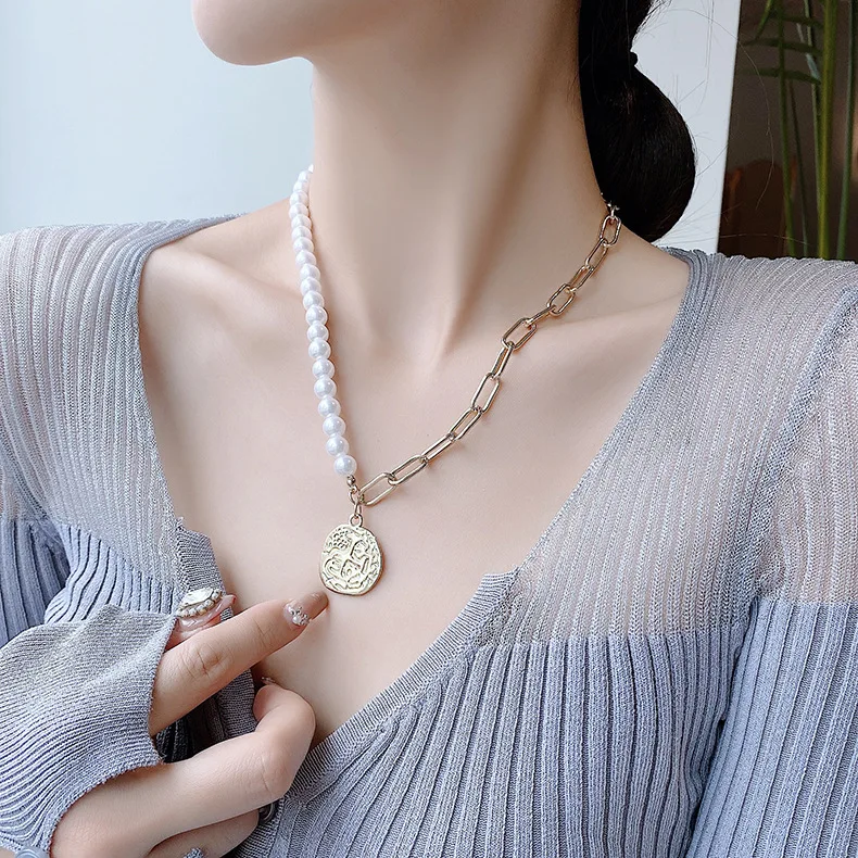 

Pearl round brand necklace