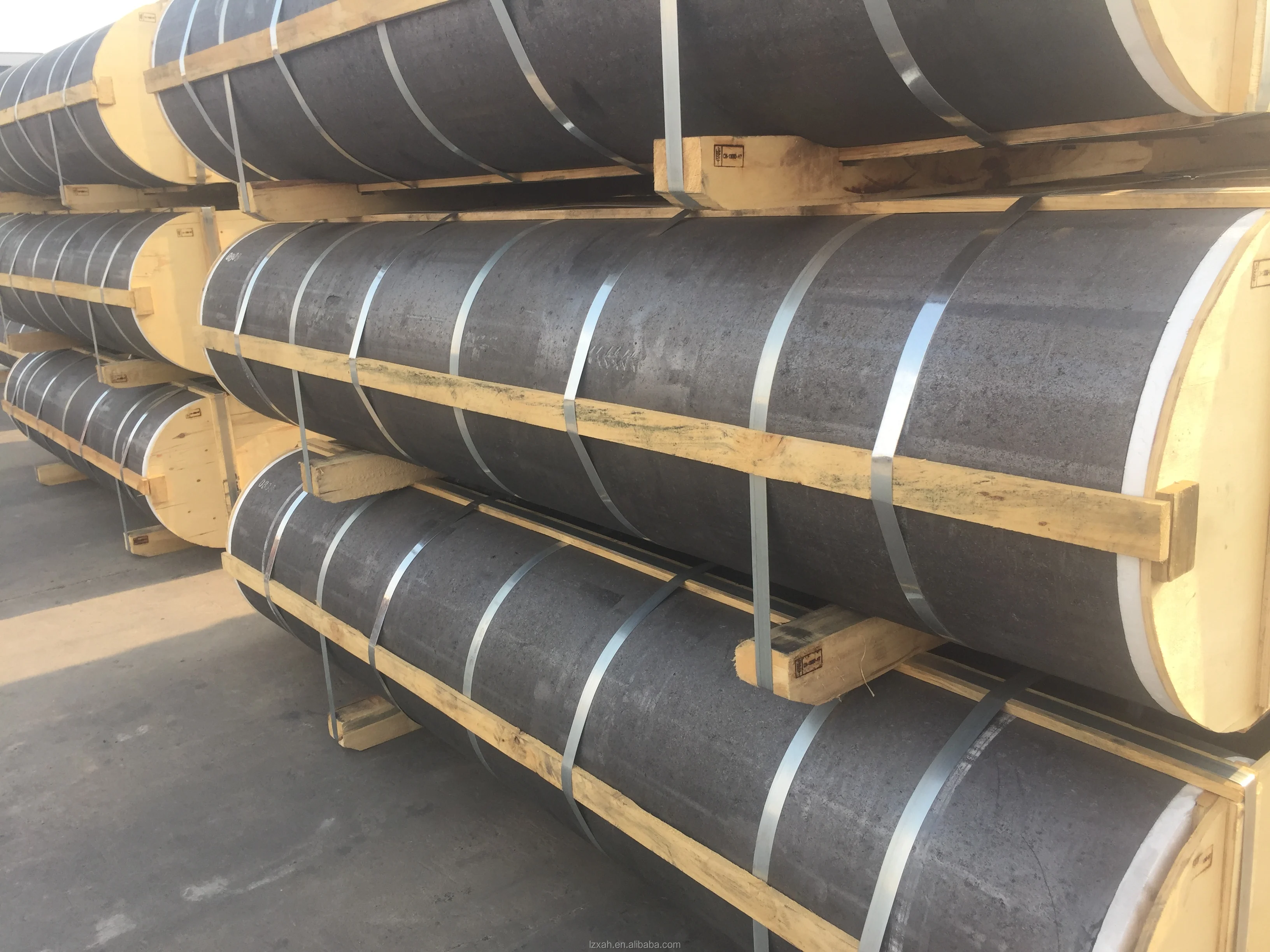 来自石墨工厂的 hp 300 石墨电极中国供应商更低的消耗