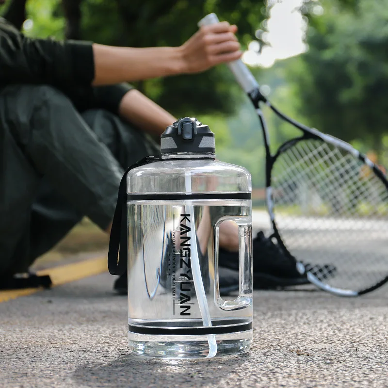 

Large capacity sports straw water bottle high temperature resistant bucket large lazy outdoor water bottle