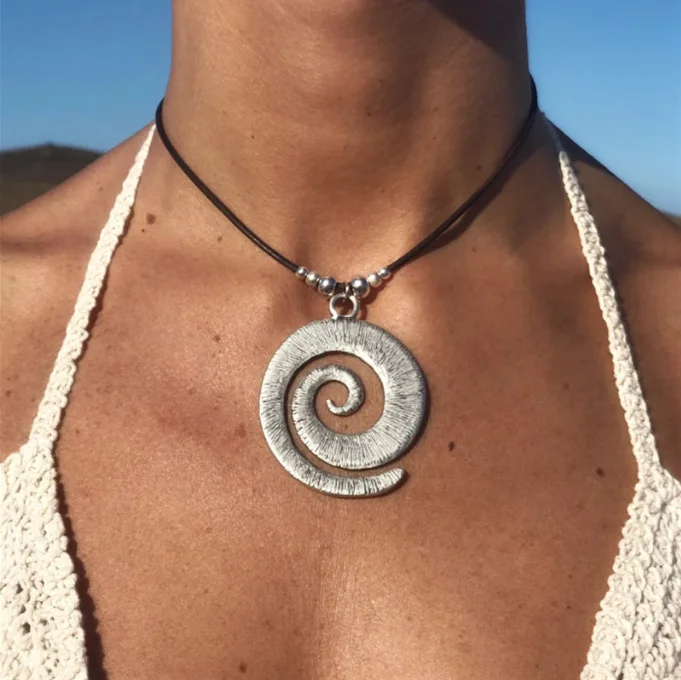 

Beach Vacation Conch shell Pendant Vintage Spiral Symbol Necklace for Women Bohemian Ethnic Style Creative Waxed Rope Jewelry