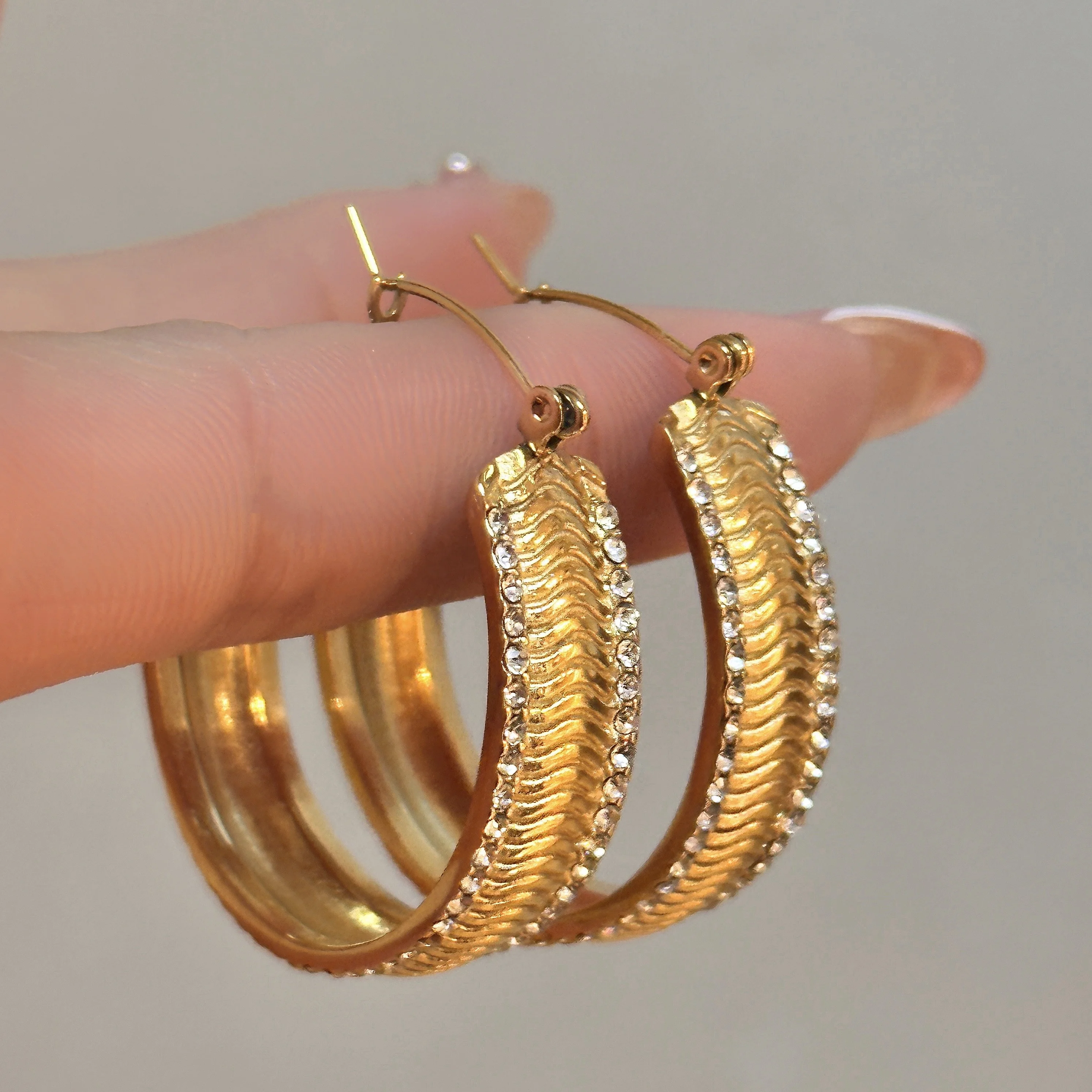 

2024 Dazan Summer New 18k Gold Plated Unique Hypoallergenic Stainless Steel Vintage Snake Bone Striped 5A Zircon Hoop Earrings