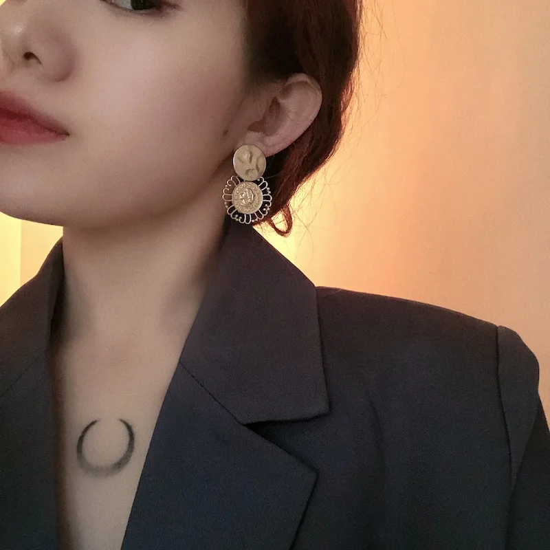

Retro Temperament Metal French Round Head Asymmetrical Earrings