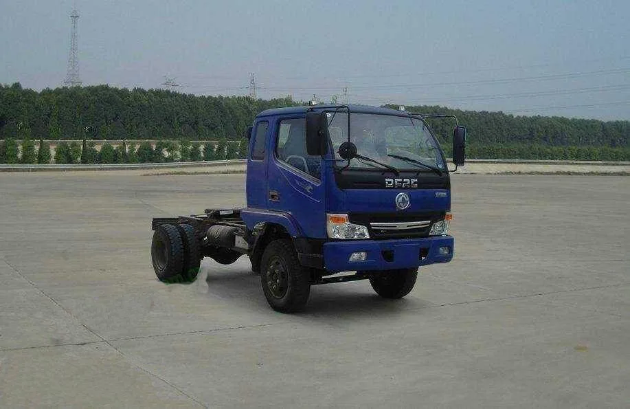 带康明斯发动机的 6 轮拖拉机头卡车