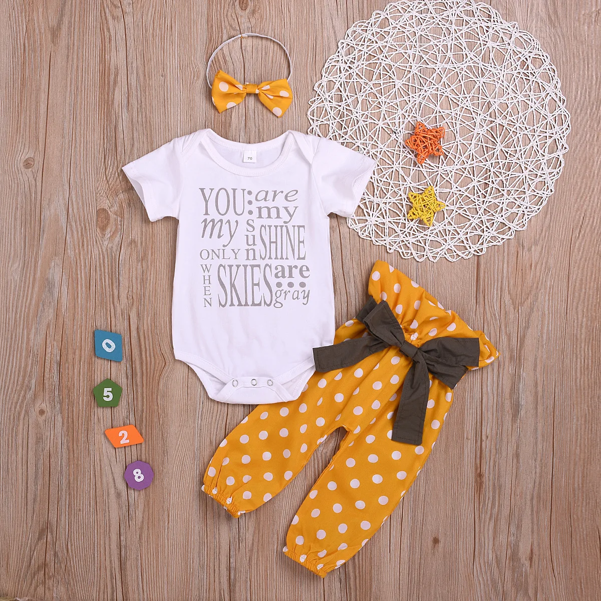 

Children's wear short sleeve letter printed white khaki yellow polka-dot trousers headband set of three