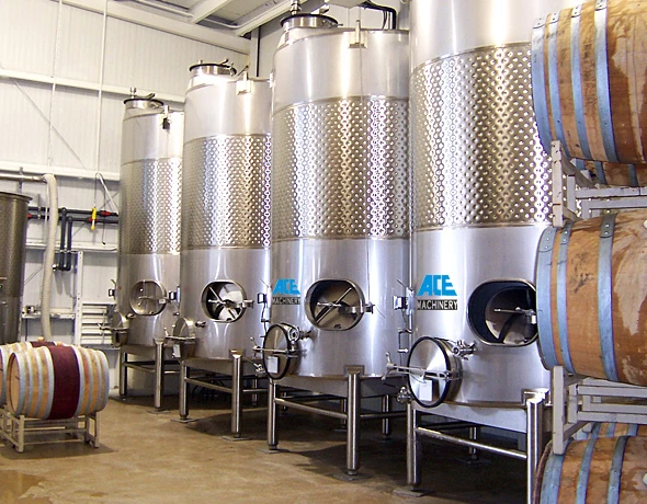 Оборудование 40. Wine Steel Tank Winery. Wine Tank. Wine Steel Tank in the Winery.