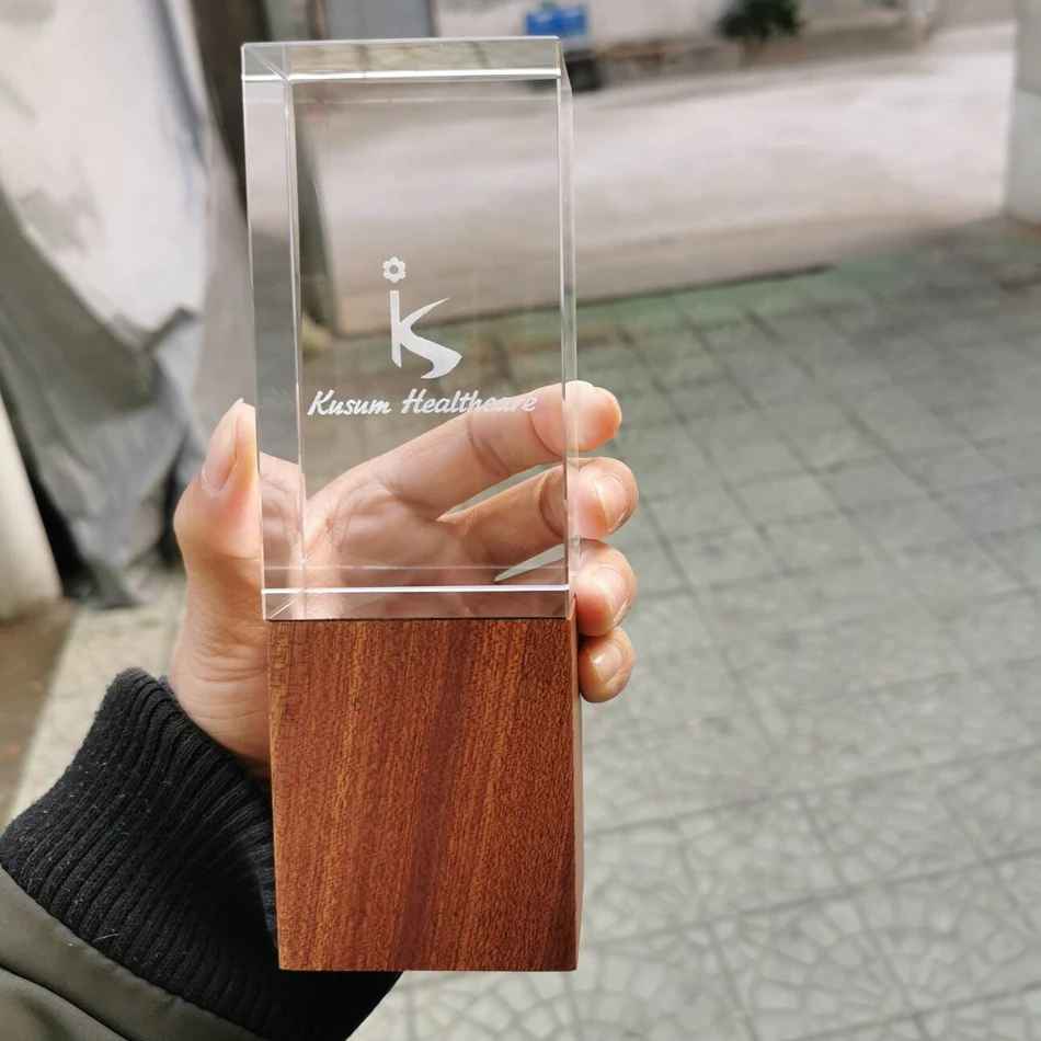 

Clear Cube Crystal laser trophy with wood base for company awards MLSJ-JB234
