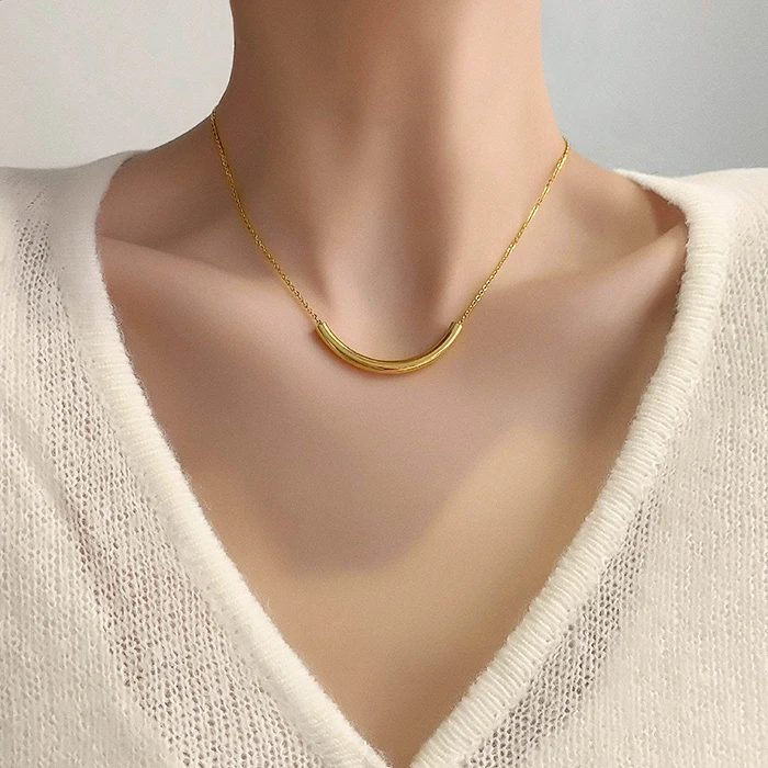 

Hollow Arc Bar Charm Stainless Steel Necklace 18K Gold Plated Choker Necklaces for Women French Plain Minimalist Jewelry 2021