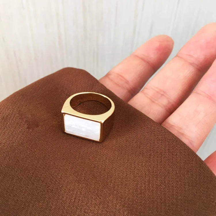 

Ding yi 2021 Restoring ancient ways is contracted a rectangle ring aesthetic temperament of white resin ring fashion personality