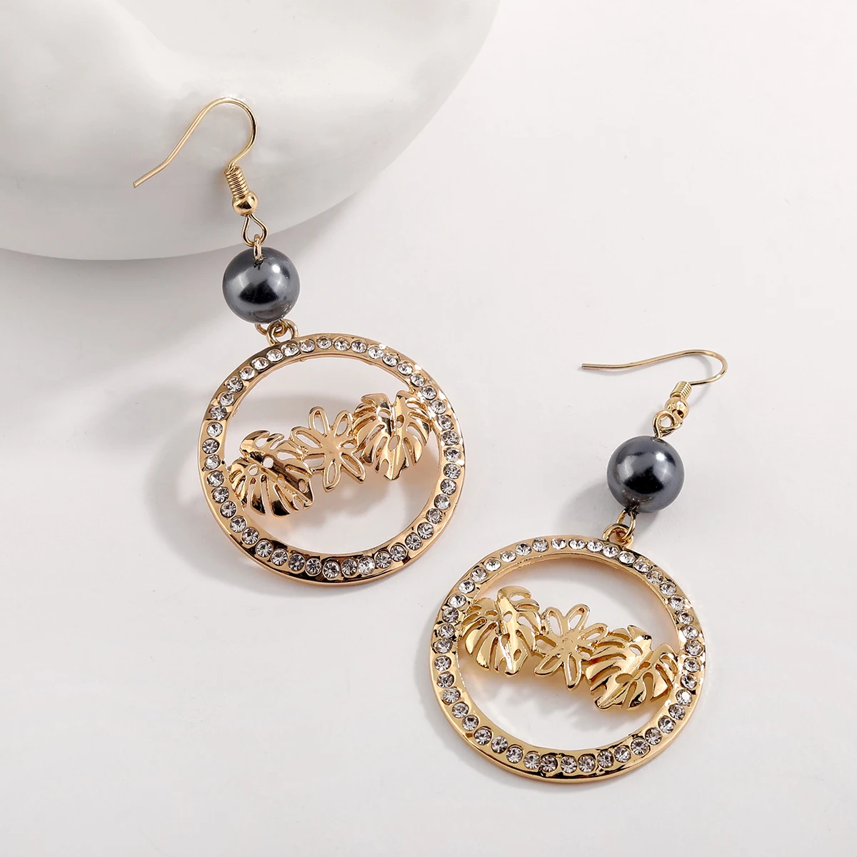 

2023 New hawaiian 18k gold plated leaf and flower hoop earrings Delicate Diamond pearl earrings for women girls