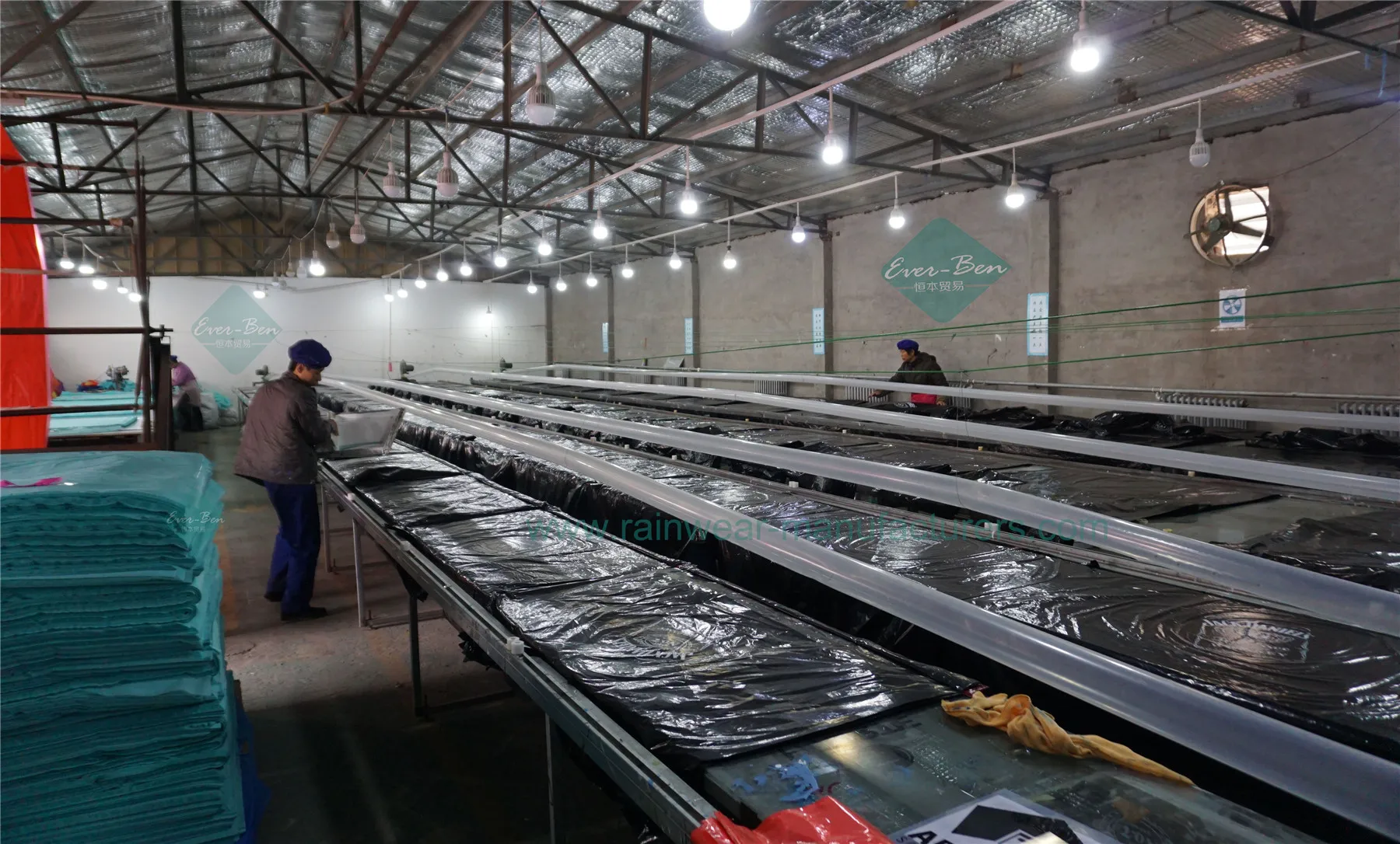 用于 pe 雨衣的丝网印刷车间